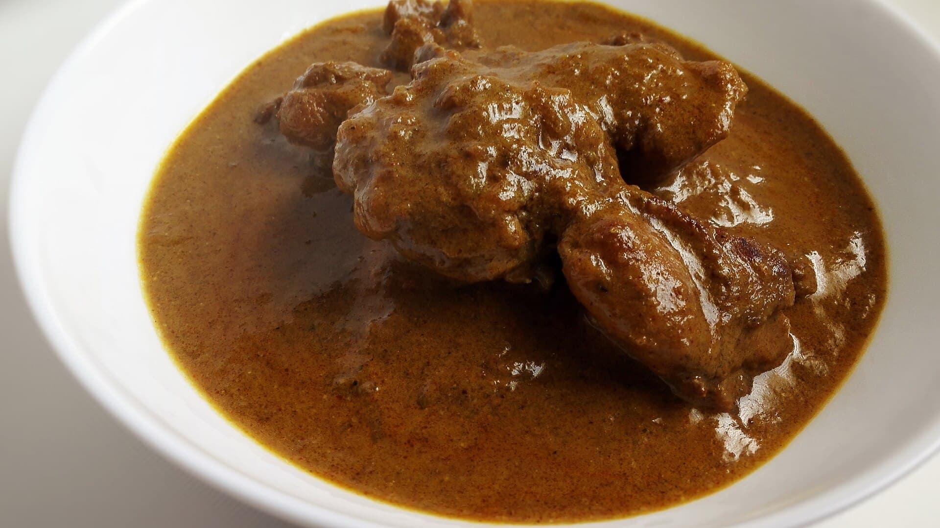 A Sri Lankan rice and curry spread, with chicken curry and several accompaniments